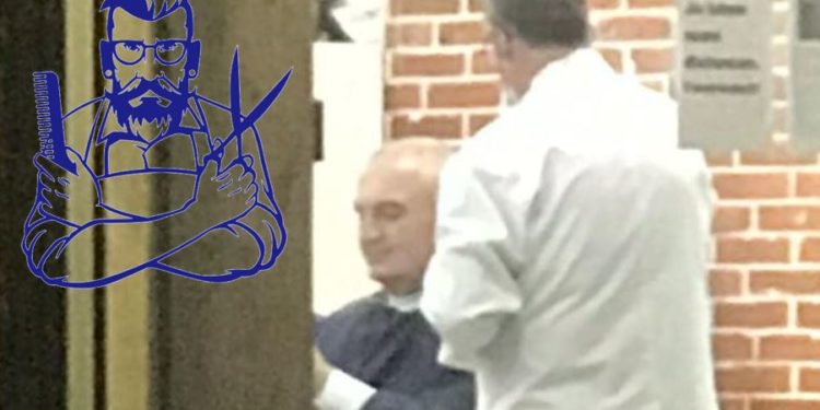 Presidenti Meta te berberi, Artan Hoxha publikon foton, Garda rrethon godinën