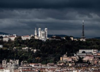 Nuk ka qetësi për Francën, qëllohet me armë zjarri prifti ortodoks në Lyon