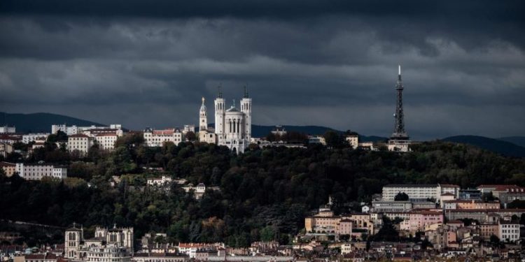 Nuk ka qetësi për Francën, qëllohet me armë zjarri prifti ortodoks në Lyon