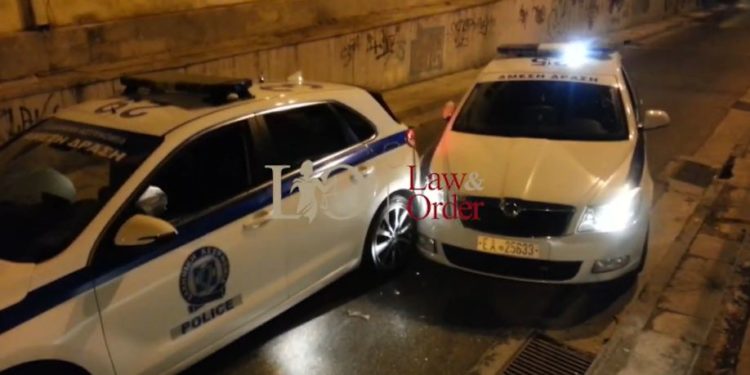 Si nëpër filma/ I ndjek policia greke, shqiptarët tentojnë të arratisen duke përplasur makinat e policisë