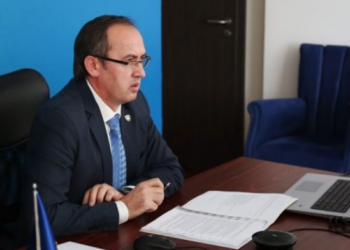 Kryeministri i Kosovës: Ha në zyrë, bukën e marr me vete nga shtëpia