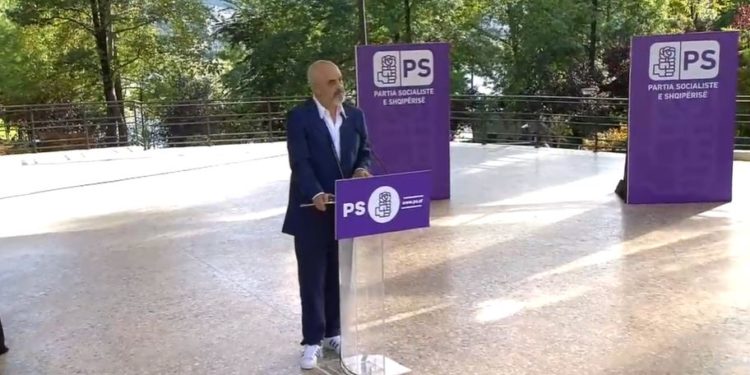 Rama në Asamblenë e PS, me atlete të bardha “Adidas” (VIDEO)