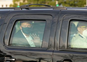 Trump bën shëtitje me makinë jashtë spitalit për të përshëndetur mbështetësit