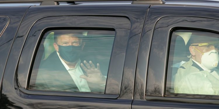 Trump bën shëtitje me makinë jashtë spitalit për të përshëndetur mbështetësit