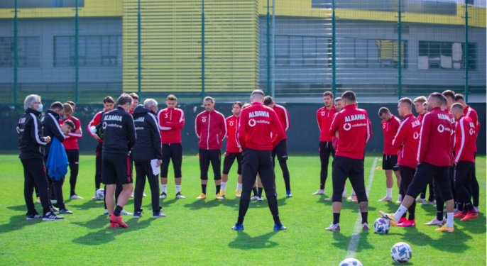 Trajneri i Shqipërisë feston 75-vjetorin e ditëlindjes në Kazakistan, por kuqezinjtë nuk ndalin stërvitjen