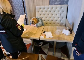 Mamaja nxjerr në shitje fëmijën për të blerë një palë çizme (FOTO)