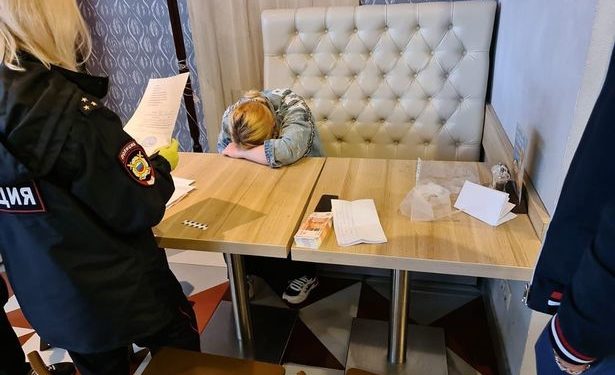 Mamaja nxjerr në shitje fëmijën për të blerë një palë çizme (FOTO)