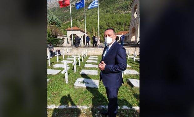 Përkujtohet në Bularat festa e Greqisë, zv.ministri i Jashtëm: Falenderoj Shqipërinë mike për bashkëpunimin në gjetjen dhe varrimin e eshtrave të dëshmorëve