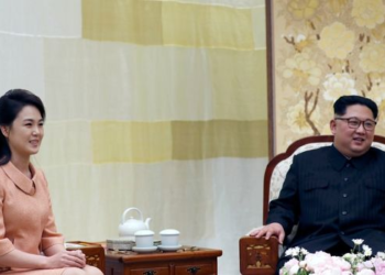 Ish-e dashura këngëtare shfaqet me Kim Jong-un/ Bashkëshortja nuk është parë prej muajsh