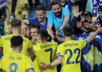 Kryeministri i Kosovës: “Jemi shumë afër Euro 2020, fat sonte djema!”