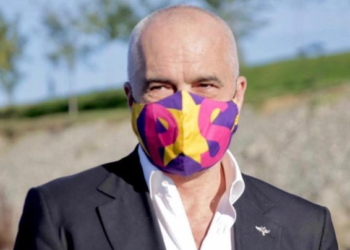 Rama prezanton maskën e re me yllin e verdhë