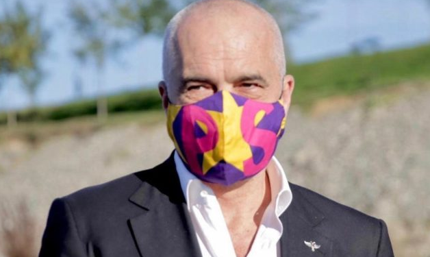 Rama prezanton maskën e re me yllin e verdhë