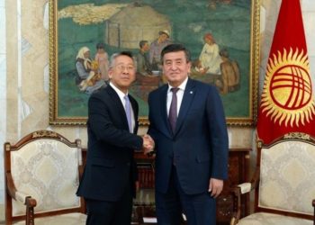 Protestat e dhunshme rrëzojnë në Kirgistan presidentin që vodhi zgjedhjet e njohura nga Donald LU