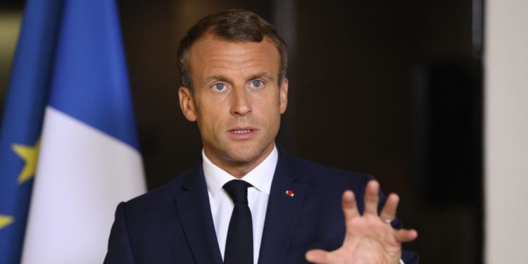 Macron në vendin e masakrës: Franca është në shënjestër të sulmeve