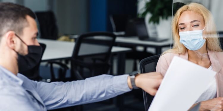 I kërkuan të mbante maskën në restorant, por ja çfarë bëri klienti