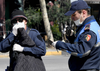 U kapën pa maska në rrugë, policia gjobit 171 persona