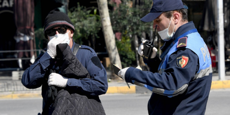 U kapën pa maska në rrugë, policia gjobit 171 persona