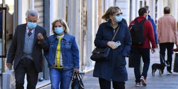 Maska me detyrim kudo… Por si i mban Italia, nga e cila marrim protokollet kundër Covid-19?