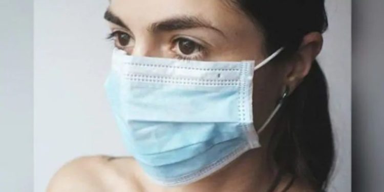 A po na vrasin maskat e fytyrës? Ekspertët flasin për rrezikun e dioksidit të karbonit