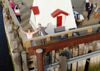 Histori e pazakontë/Dy të rinj organizojnë dasëm në kufi për shkak të masave anti-covid