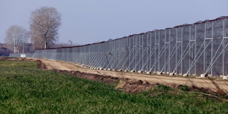 Shtim i refugjatëve, Greqia do të ndërtojë një “mur” në kufi me Turqinë
