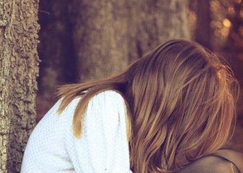 Nëse po ndiheni të trishtuar, jeni duke përjetuar “trishtimin e vjeshtës”