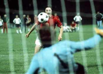 Infektohet me covid 19, legjenda e futbollit në terapi intensive