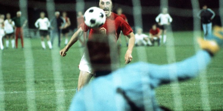 Infektohet me covid 19, legjenda e futbollit në terapi intensive