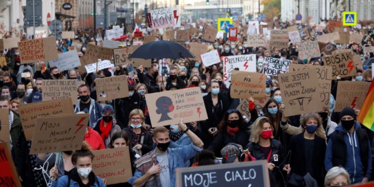 Protestat e polakëve kundër ligjit të abortit marrin përkrahje globale