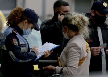 Nuk mbanin maskën, gjobiten 727 persona në Shqipëri