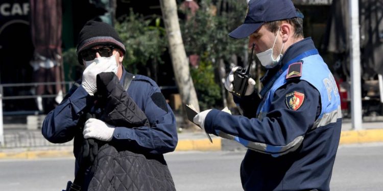 Nuk vendosin maskën anti-Covid, policia gjobit 522 qytetarë