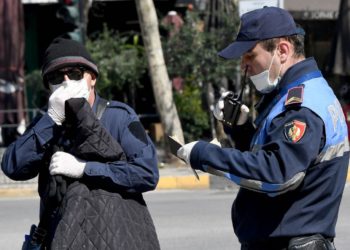 Zbardhet Akti Normativ, ja si do të vendosen gjobat 3 dhe 5 mijë lekë për ata që nuk mbajnë maskat