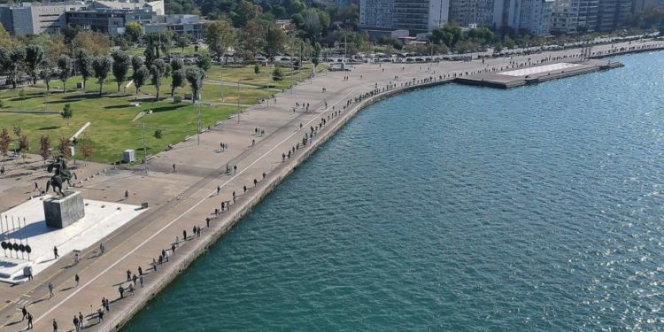 Në radhë për t’u testuar për Covid-19, shihni çfarë ndodh në Selanik