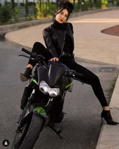 Postoi video në vaskë, modelja shqiptare “bombardohet” nga fansat: Ke humbur kot për pornostare