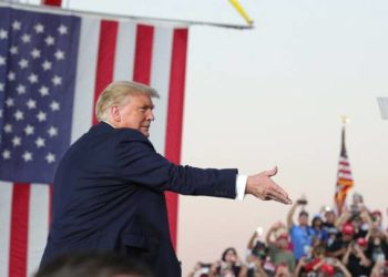 “Jam imun ndaj Covid-19”/ Trump hedh maskën drejt turmës