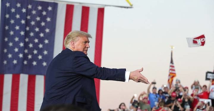 “Jam imun ndaj Covid-19”/ Trump hedh maskën drejt turmës