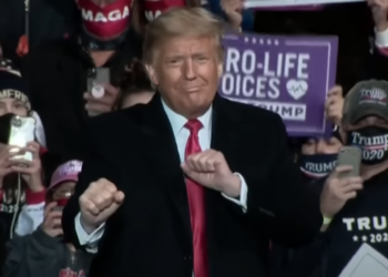 Trump e merr me të kërcyer çlirimin nga COVID-19, çudit turmën në Pensilvani