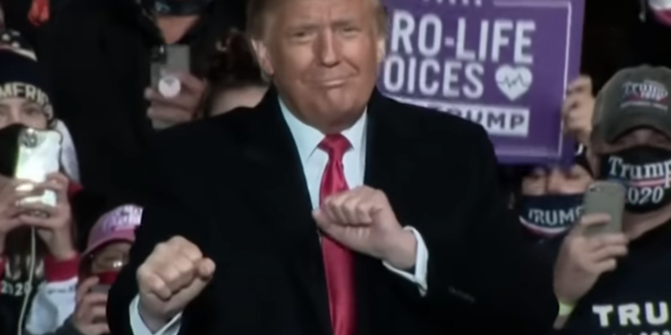 Trump e merr me të kërcyer çlirimin nga COVID-19, çudit turmën në Pensilvani