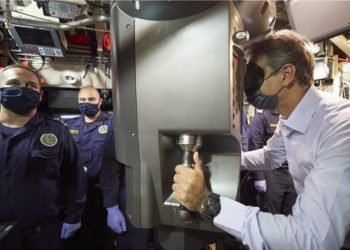 Kryeministri grek tregon “forcën” me timon e nëndetëses në duar: Do të dalim përsëri fitimtarë