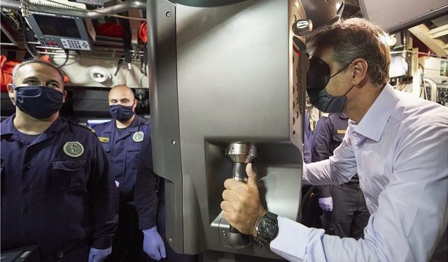 Kryeministri grek tregon “forcën” me timon e nëndetëses në duar: Do të dalim përsëri fitimtarë