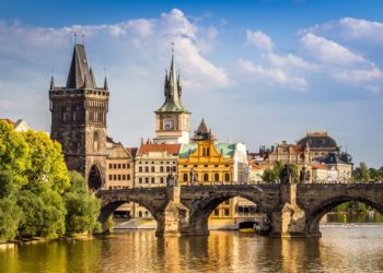 Çekia mbyll restorantet, baret dhe shkollat duke filluar nga nesër