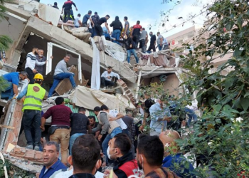 Flet shqiptari në Izmir: Po e kalojmë natën jashtë, kemi frikë nga pasgoditjet e tërmetit