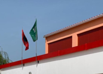 Ministri zbulon thertoren e ‘çuditshme’ me flamur arab në Gjirokastër (FOTO)