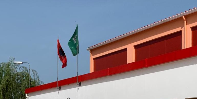 Ministri zbulon thertoren e ‘çuditshme’ me flamur arab në Gjirokastër (FOTO)