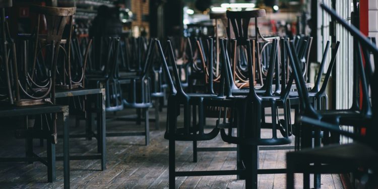 Shqipëria drejt mbylljes së lokaleve, ja skenarët që po vlerësohen