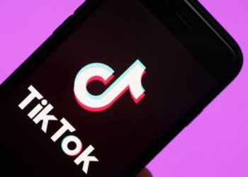 Si fituan 500,000 mijë dollarë mashtruesit e TikTok duke shitur aplikacione