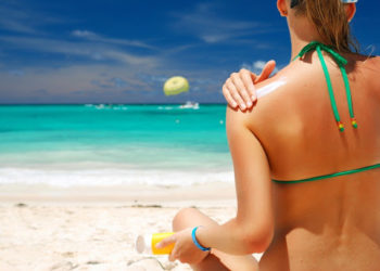 3 arsyet pse nuk duhet ta përdorni vajin e bebeve për t’u nxirë