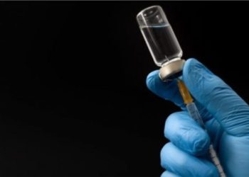 Ndërpriten testimet e vaksinës kundër COVID/ Sëmundje e ‘pashpjegueshme’ tek pjesëmarrësit