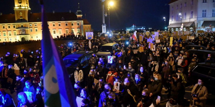 Ligji kundër abortit mbledh mijëra njerëz në Varshavë