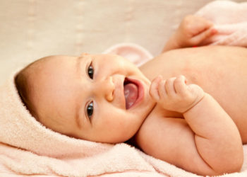 Shkencëtarët tregojnë arsyet pse bebet qeshin me ne